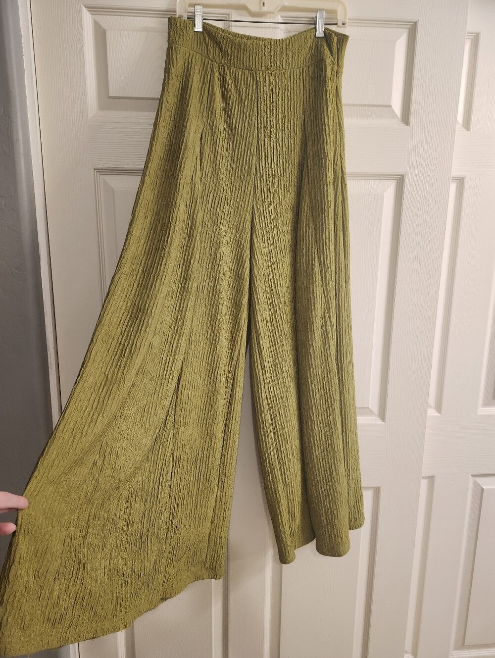 Wide-Leg Textured Pants in Olive Green